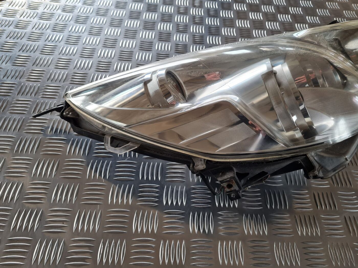 Priekšējais labais lukturis priekš SUBARU LEGACY 2010 8 Priekšējais labais lukturis priekš SUBARU LEGACY 2010