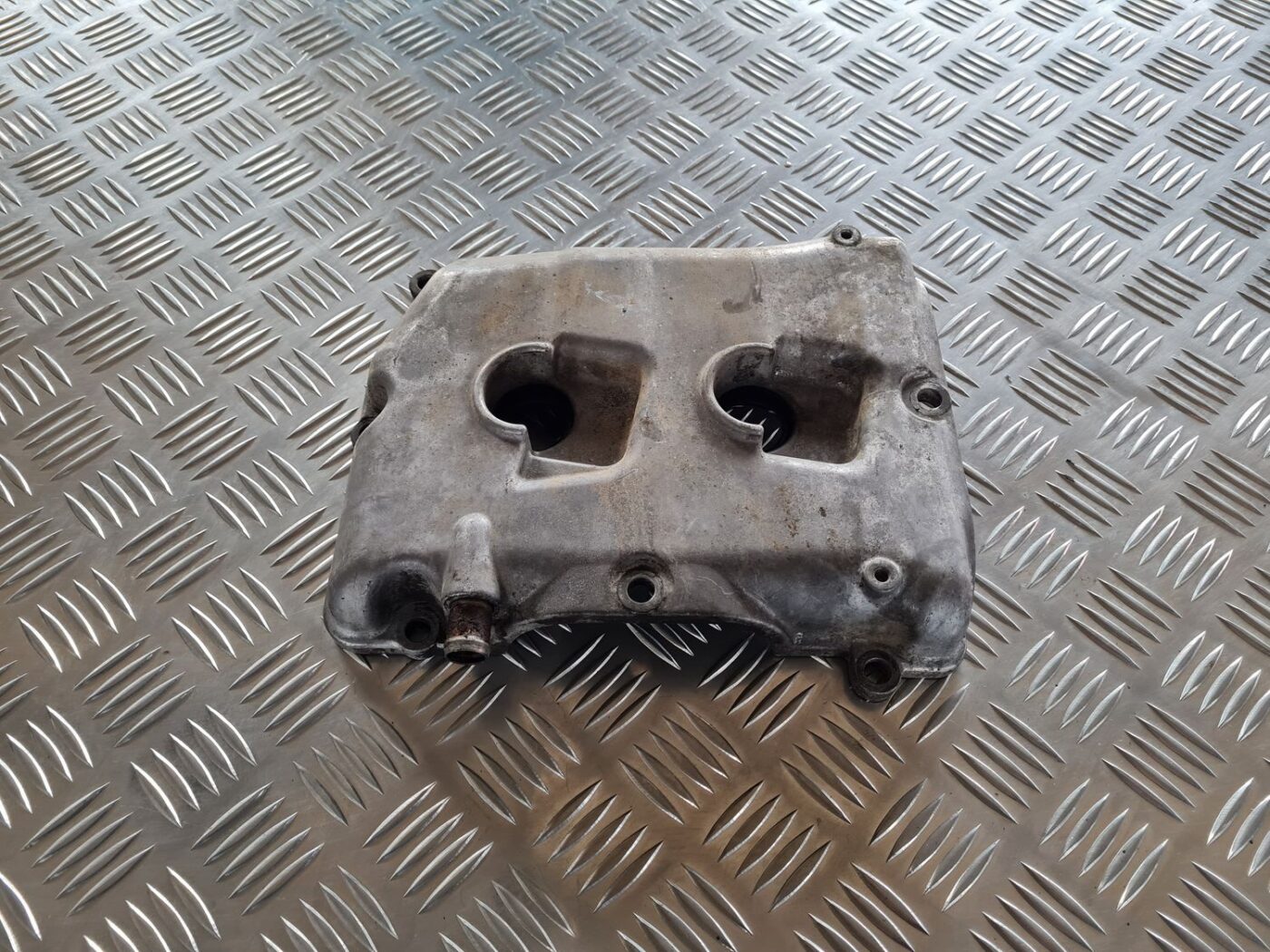 Dzinēja cilindra galvas vāks, labais priekš SUBARU LEGACY 2010 1 Dzinēja cilindra galvas vāks, labais priekš SUBARU LEGACY 2010