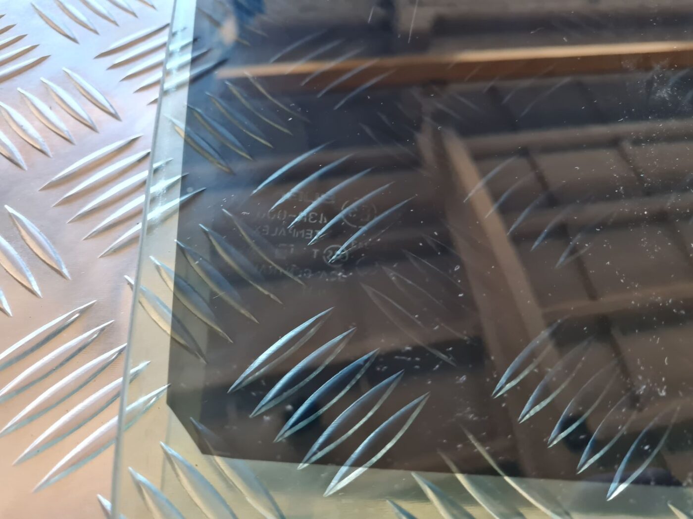 Aizmugurējo labo durvju stikls priekš SUBARU LEGACY 2010 2 Aizmugurējo labo durvju stikls priekš SUBARU LEGACY 2010