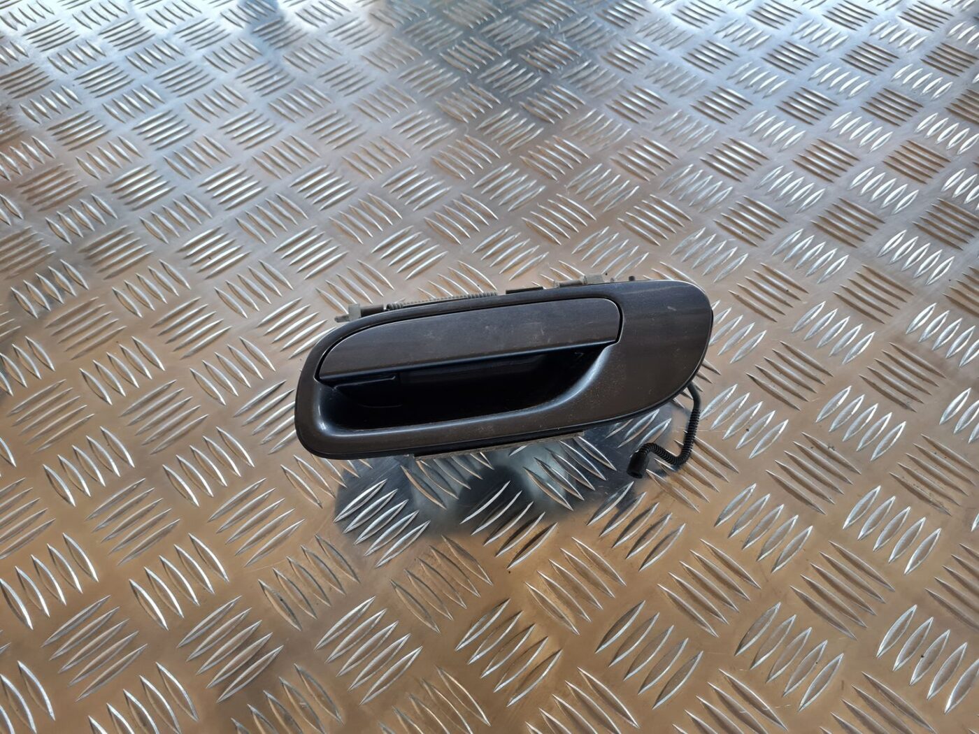 Aizmugurējais kreisais durvju rokturis priekš VOLVO V70 2006 1 Aizmugurējais kreisais durvju rokturis priekš VOLVO V70 2006