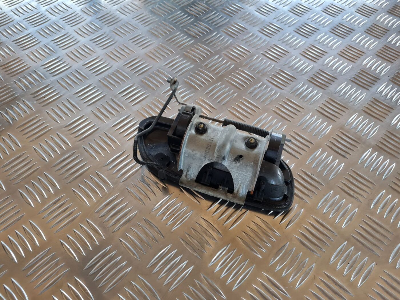 Aizmugurējais kreisais durvju rokturis priekš VOLVO V70 2006 2 Aizmugurējais kreisais durvju rokturis priekš VOLVO V70 2006