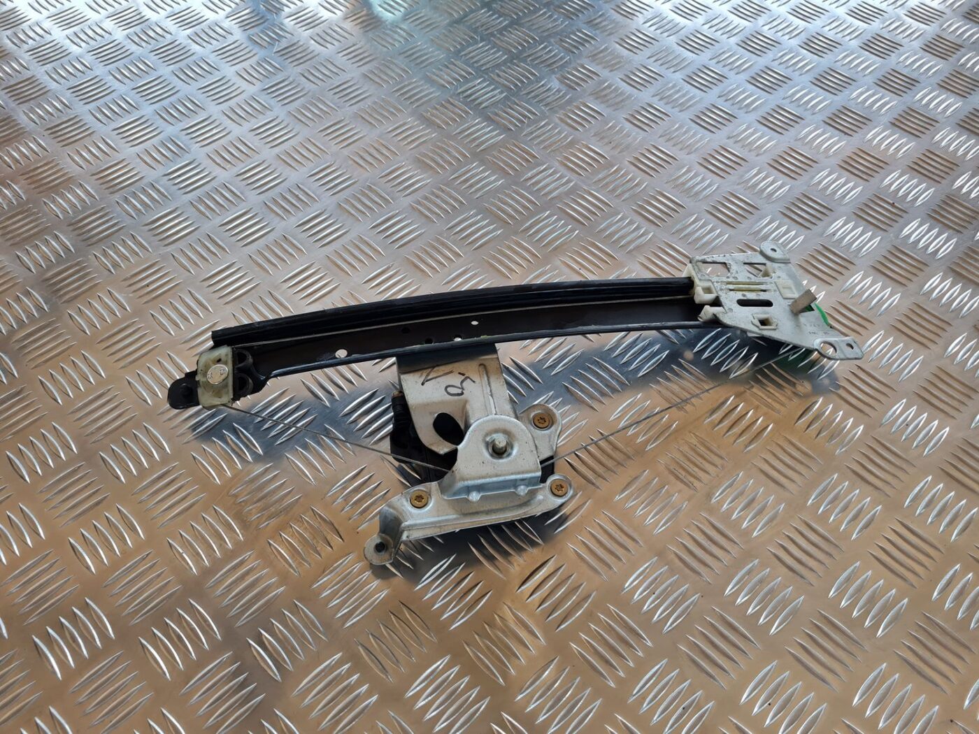 Stikla pacelšanas mehānisms aizmugurējais kreisais priekš VOLVO V70 2006 1 Stikla pacelšanas mehānisms aizmugurējais kreisais priekš VOLVO V70 2006