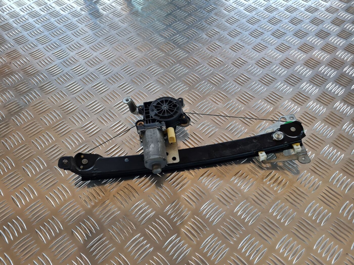 Stikla pacelšanas mehānisms aizmugurējais kreisais priekš VOLVO V70 2006 2 Stikla pacelšanas mehānisms aizmugurējais kreisais priekš VOLVO V70 2006