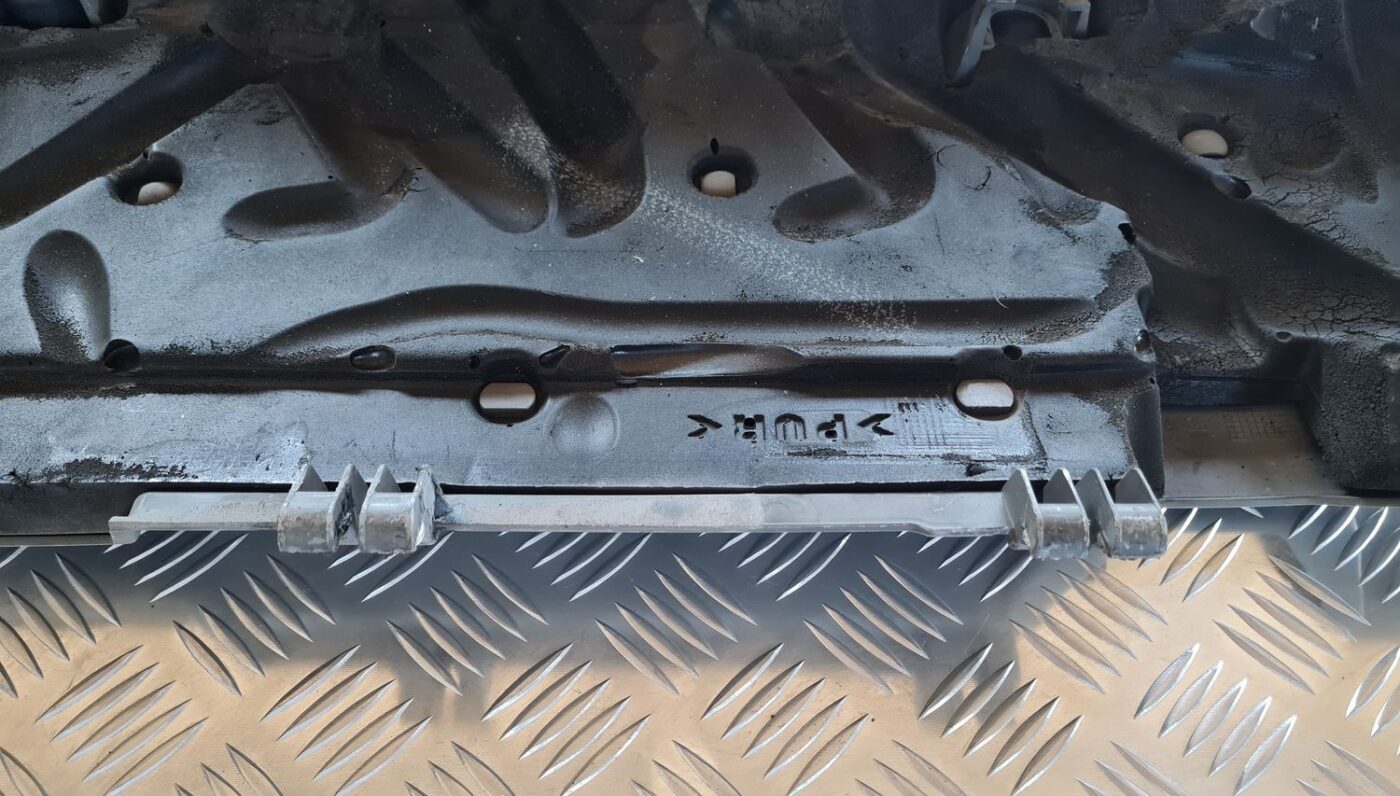 Dzinēja dekoratīvais vāks priekš VOLVO V70 2006 4 Dzinēja dekoratīvais vāks priekš VOLVO V70 2006