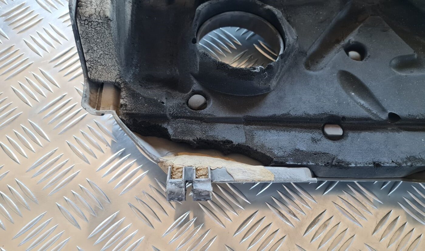 Dzinēja dekoratīvais vāks priekš VOLVO V70 2006 3 Dzinēja dekoratīvais vāks priekš VOLVO V70 2006