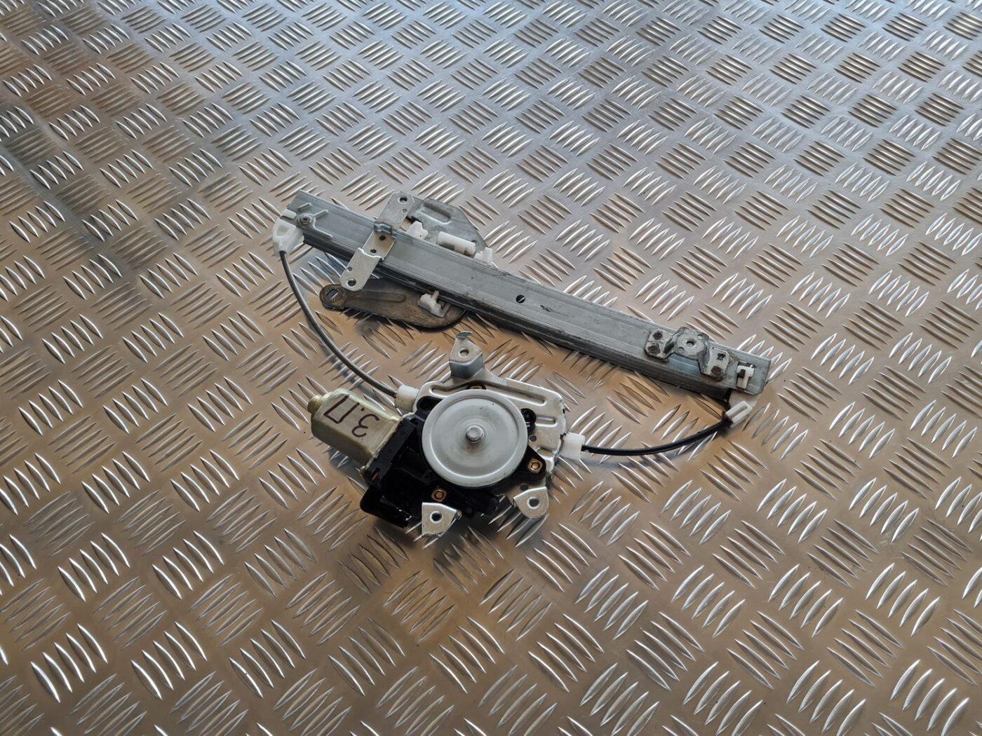 Stikla pacelšanas mehānisms aizmugurējais labais priekš NISSAN X-TRAIL 2002 1 Stikla pacelšanas mehānisms aizmugurējais labais priekš NISSAN X-TRAIL 2002