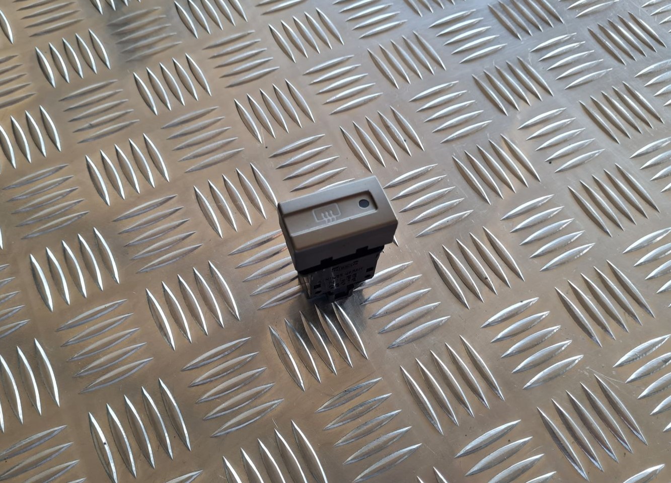 Aizmugurējā stikla apsildes ieslēgšanas poga priekš NISSAN X-TRAIL 2002 1 Aizmugurējā stikla apsildes ieslēgšanas poga priekš NISSAN X-TRAIL 2002