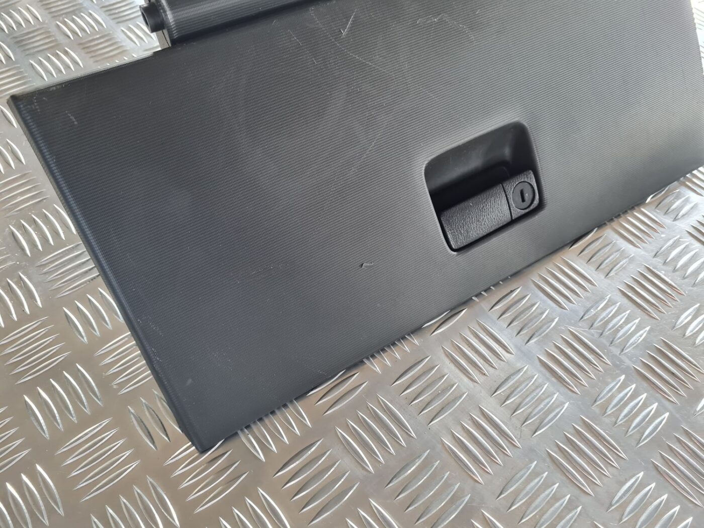 Mantu glabāšanas nodalījums pasažiera pusē priekš NISSAN X-TRAIL 2002 2 Mantu glabāšanas nodalījums pasažiera pusē priekš NISSAN X-TRAIL 2002