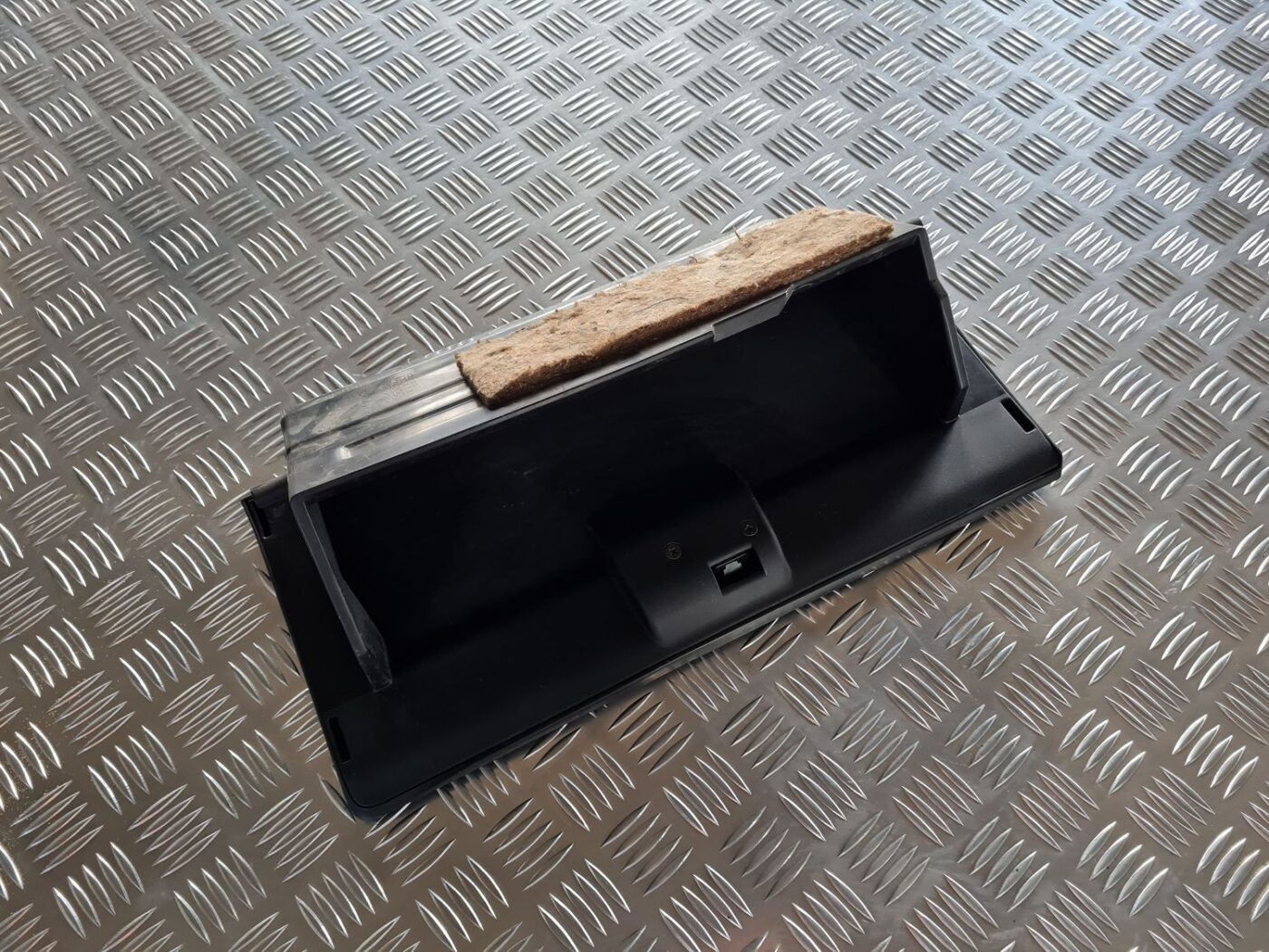 Mantu glabāšanas nodalījums pasažiera pusē priekš NISSAN X-TRAIL 2002 3 Mantu glabāšanas nodalījums pasažiera pusē priekš NISSAN X-TRAIL 2002