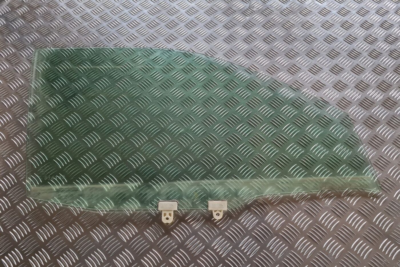 Priekšējo labo durvju stikls priekš NISSAN X-TRAIL 2002 1 Priekšējo labo durvju stikls priekš NISSAN X-TRAIL 2002