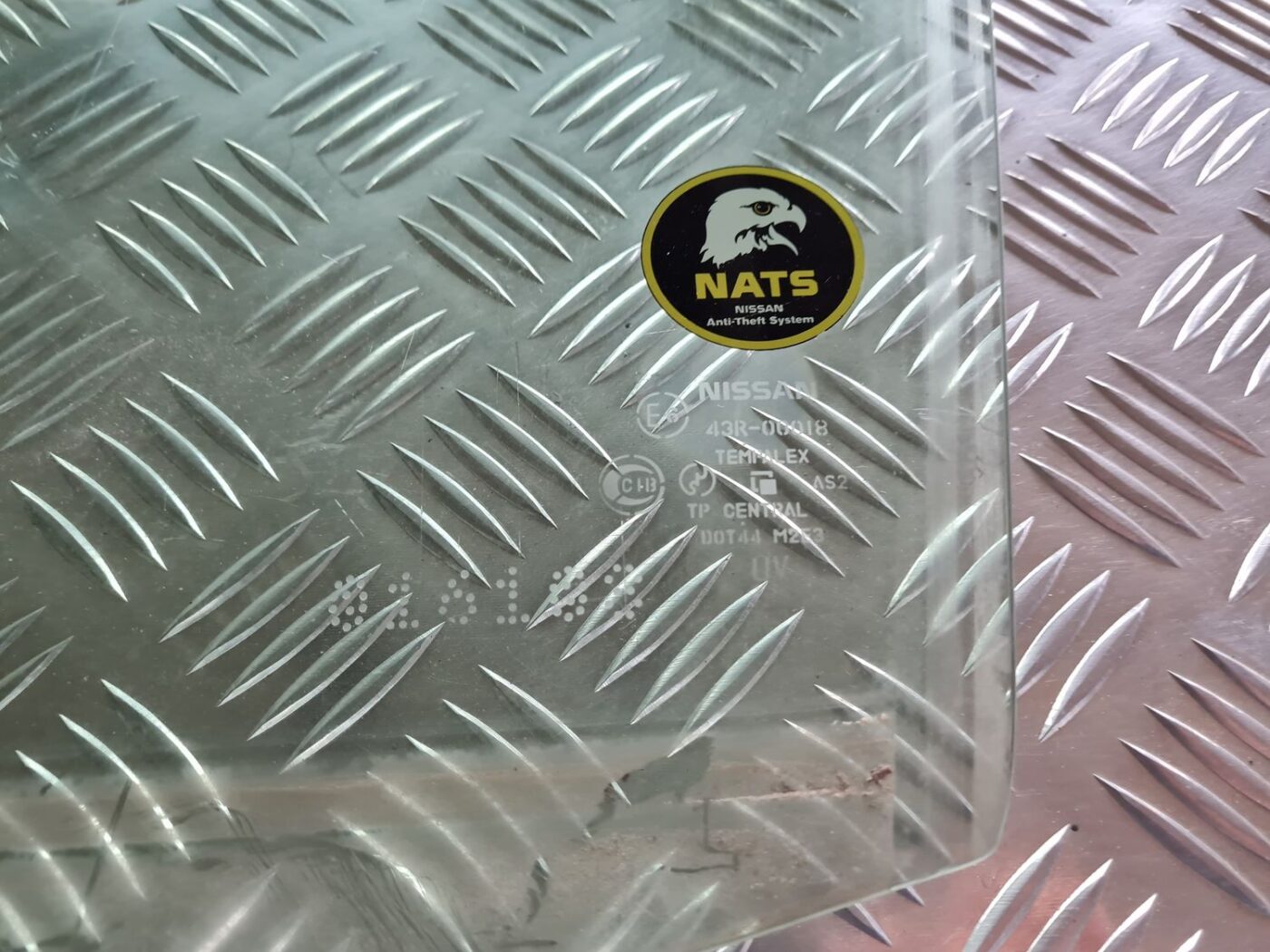 Priekšējo kreiso durvju stikls priekš NISSAN X-TRAIL 2002 2 Priekšējo kreiso durvju stikls priekš NISSAN X-TRAIL 2002