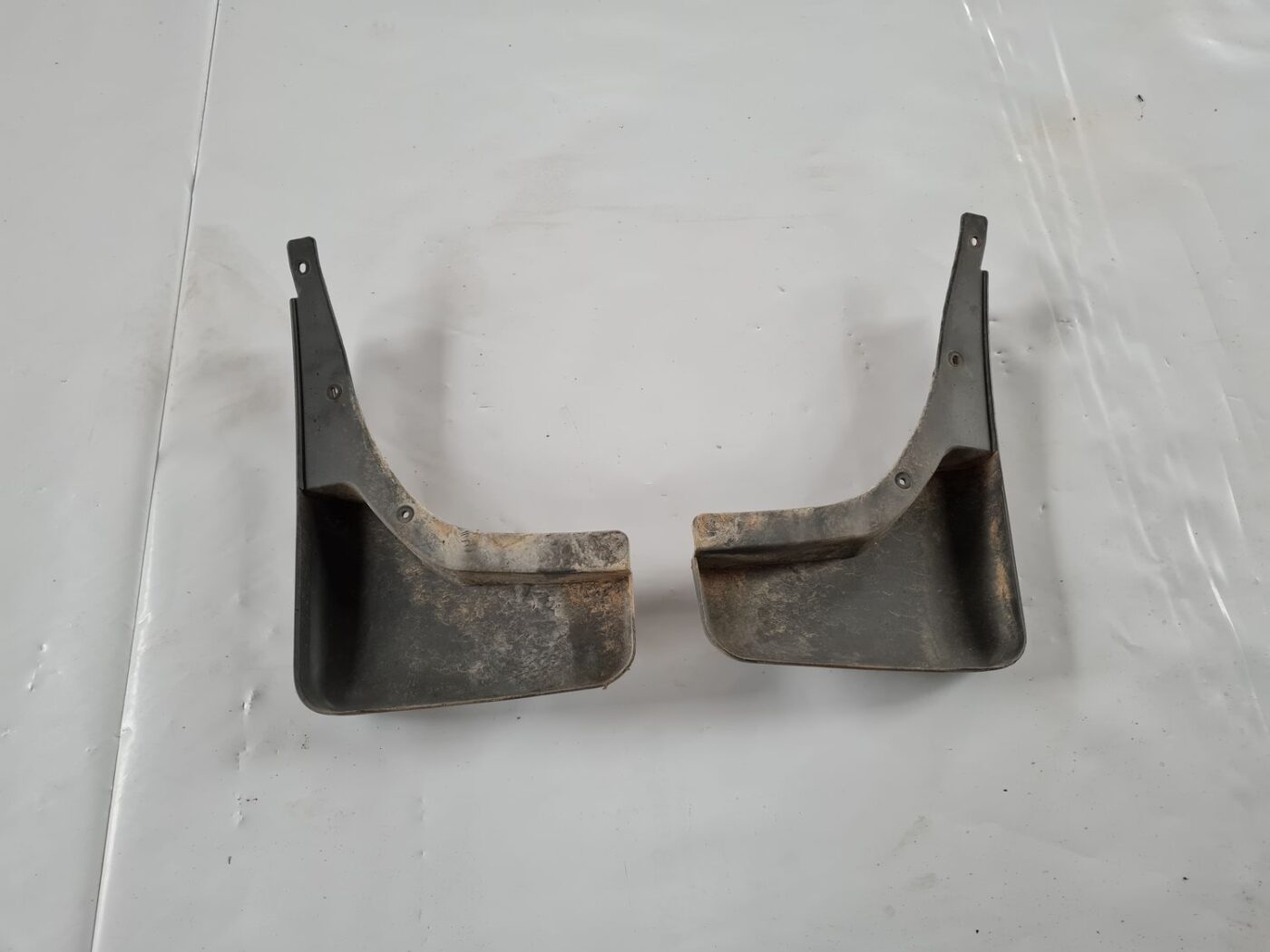 Aizmugurējo dubļusargu komplekts priekš NISSAN X-TRAIL 2002 2 Aizmugurējo dubļusargu komplekts priekš NISSAN X-TRAIL 2002