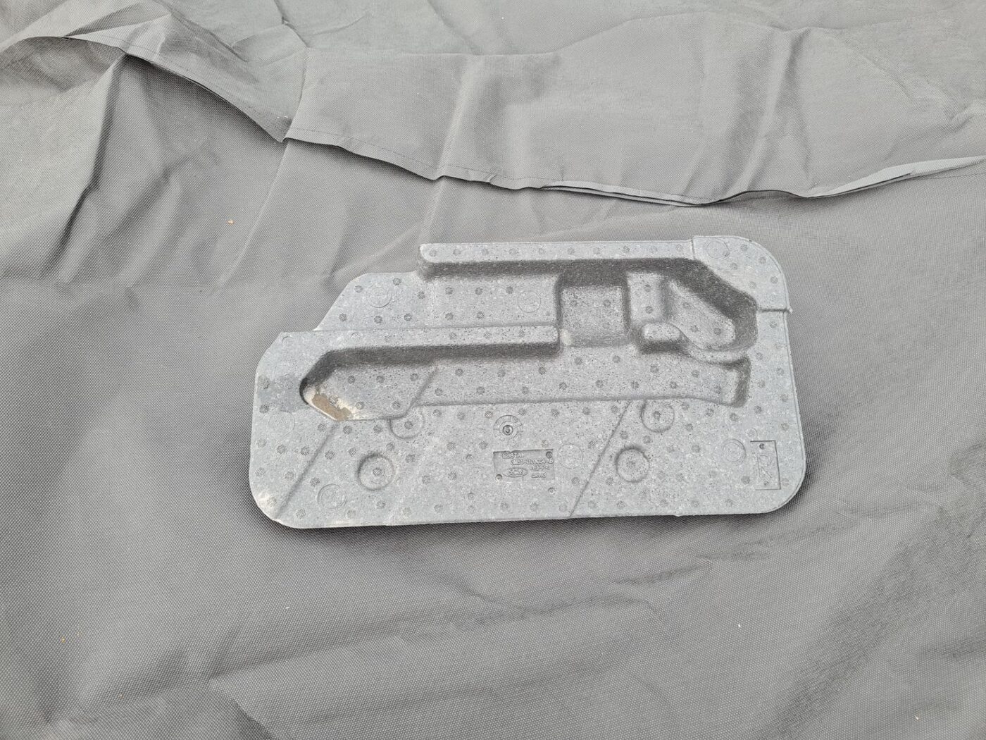 Bagāžnieka nodalījuma instrumentu ieliktnis priekš FORD C-MAX 2011 1 Bagāžnieka nodalījuma instrumentu ieliktnis priekš FORD C-MAX 2011