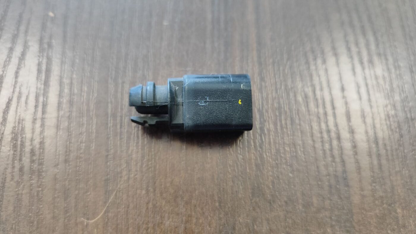 Temperatūras devejs priekš VW PASSAT B6 2006 ANGL. UNIVERSAL 2 Temperatūras devejs priekš VW PASSAT B6 2006 ANGL. UNIVERSAL