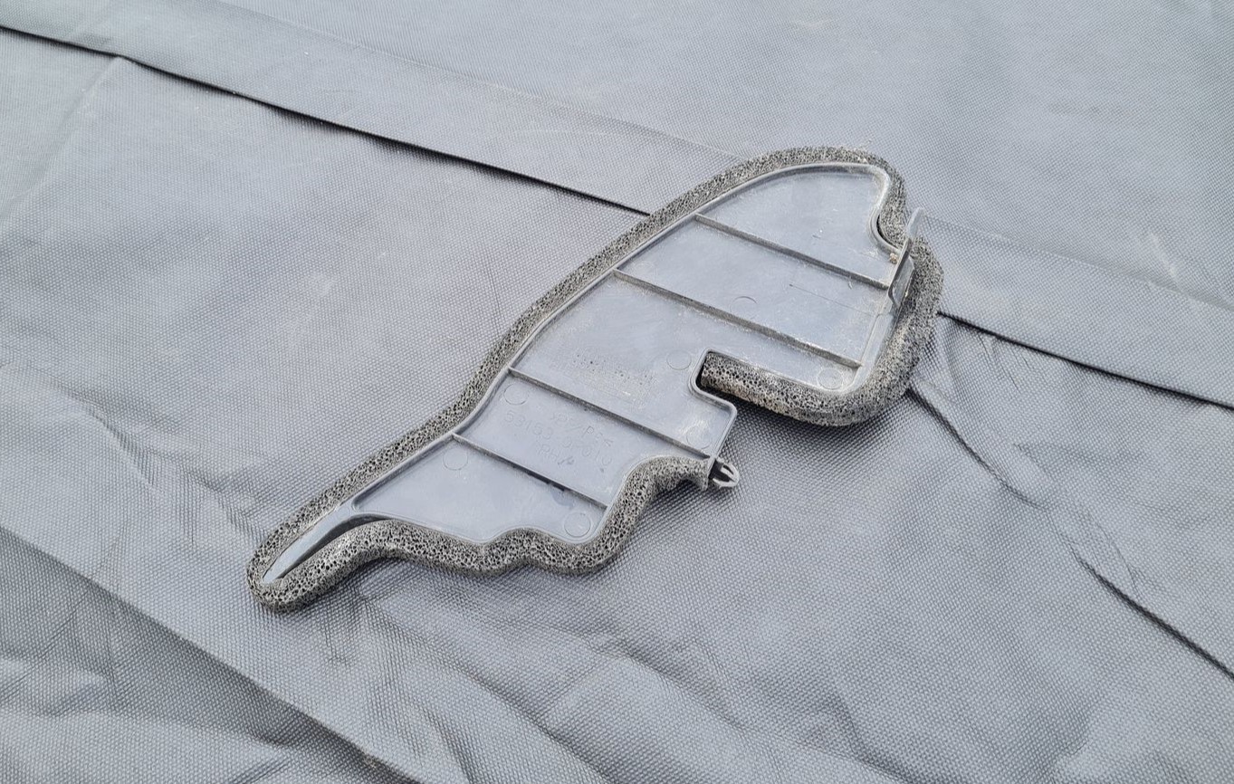 Ieplūdes gaisa deflektors, pa labi priekš TOYOTA COROLLA VERSO 2005 2 Ieplūdes gaisa deflektors, pa labi priekš TOYOTA COROLLA VERSO 2005