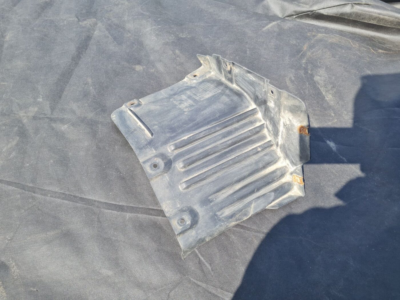 Priekšējais labais dubļu aizsargs priekš BMW 520D E60 2006 ENG. 2 Priekšējais labais dubļu aizsargs priekš BMW 520D E60 2006 ENG.