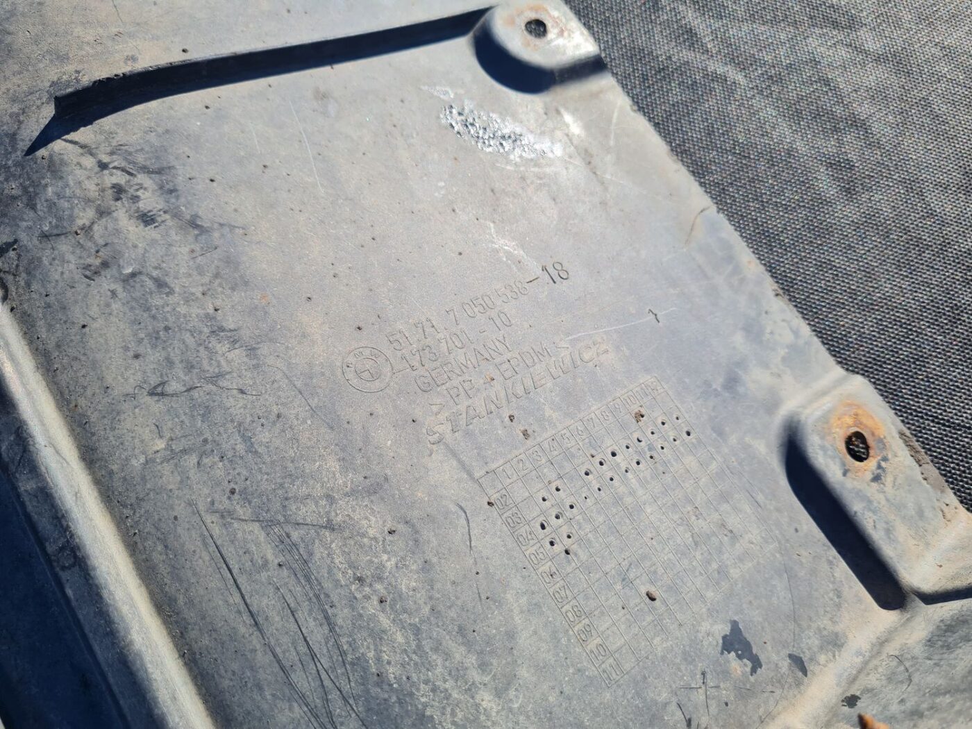 Priekšējais labais dubļu aizsargs priekš BMW 525 E60 2006 BLACK 4 Priekšējais labais dubļu aizsargs priekš BMW 525 E60 2006 BLACK