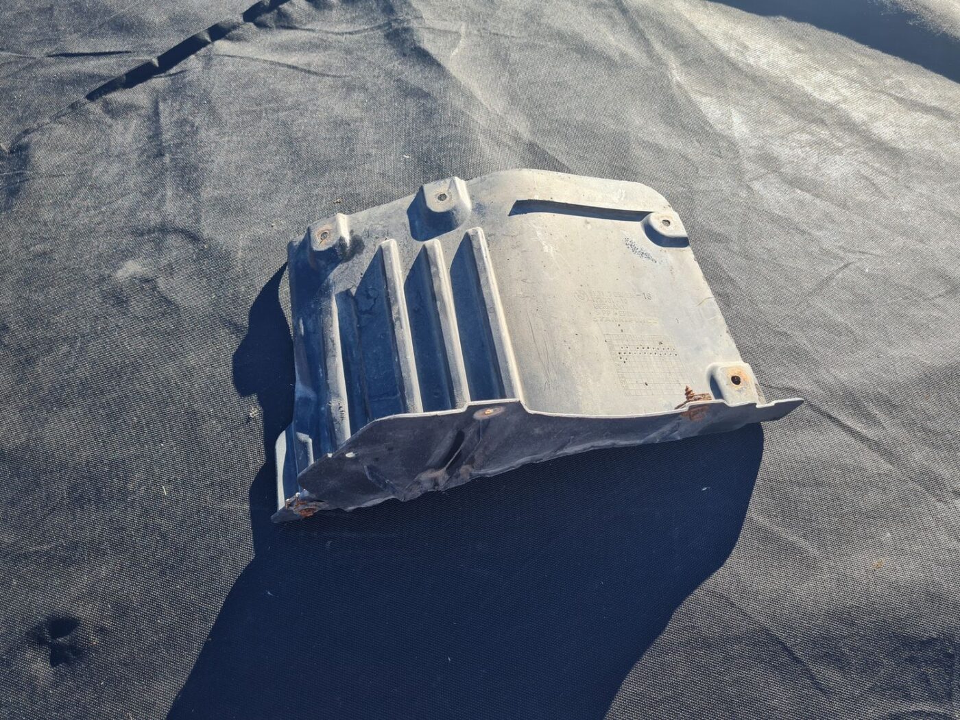 Priekšējais labais dubļu aizsargs priekš BMW 525 E60 2006 BLACK 3 Priekšējais labais dubļu aizsargs priekš BMW 525 E60 2006 BLACK