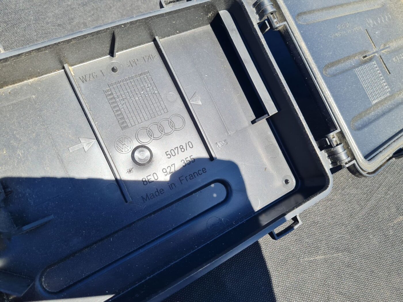 Komforta vadības bloka korpuss priekš AUDI A4 AVANT 2004 3 Komforta vadības bloka korpuss priekš AUDI A4 AVANT 2004