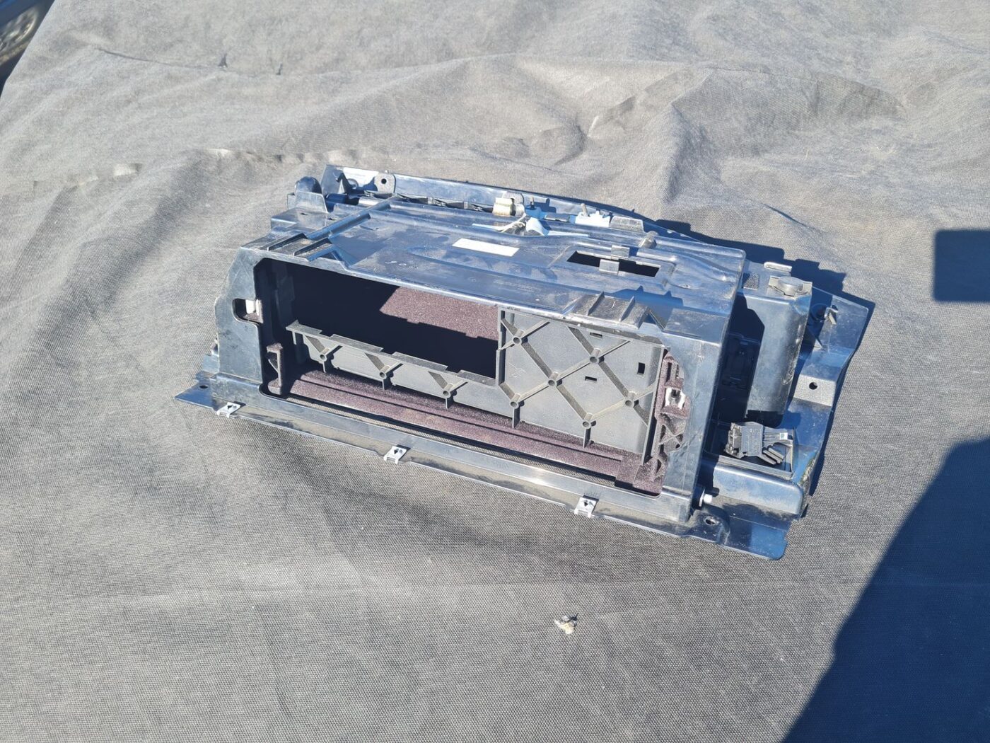 Mantu glabāšanas nodalījums pasažiera pusē priekš BMW 525D E61 2007 TOURING BLACK 3 Mantu glabāšanas nodalījums pasažiera pusē priekš BMW 525D E61 2007 TOURING BLACK