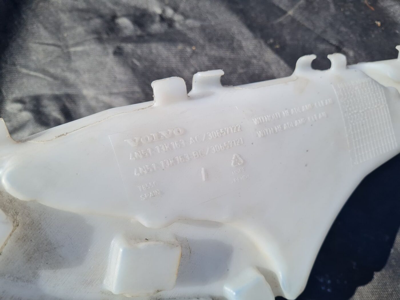 Mazgātāja šķidruma tvertne priekš VOLVO S40 2007 3 Mazgātāja šķidruma tvertne priekš VOLVO S40 2007