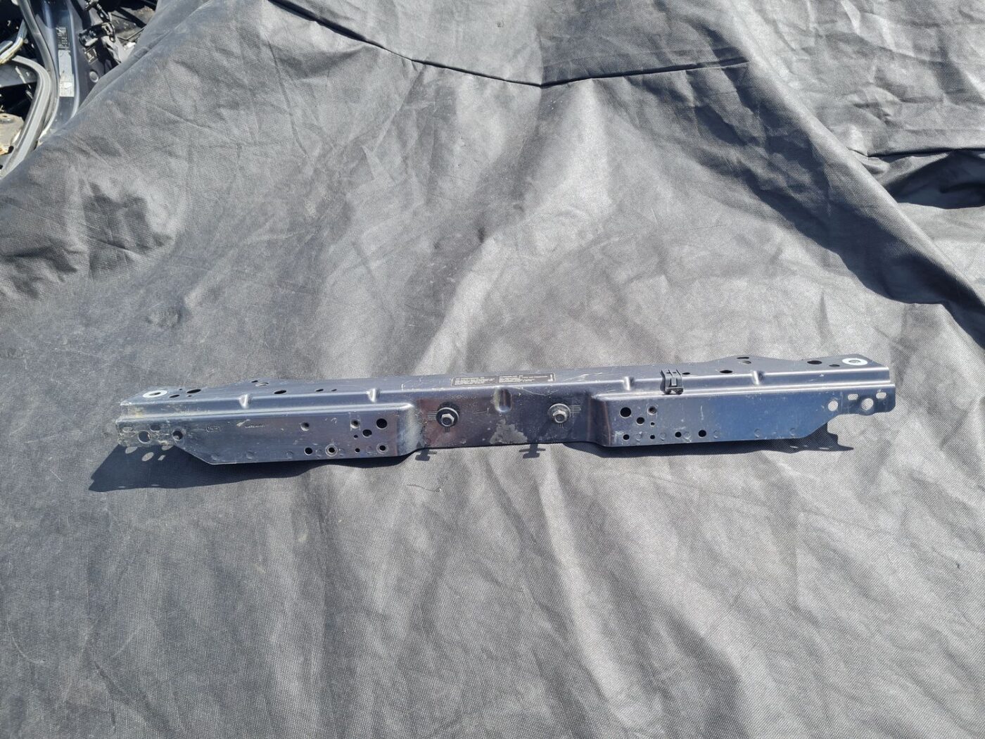 Priekšējā radiatora rāmja augšēja daļa priekš OPEL ASTRA J 2011 1 Priekšējā radiatora rāmja augšēja daļa priekš OPEL ASTRA J 2011