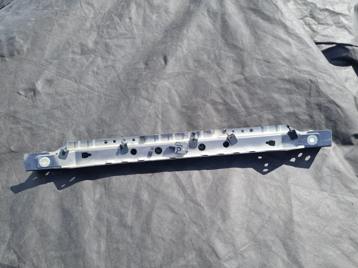 Priekšējā radiatora rāmja augšēja daļa priekš OPEL ASTRA J 2011 2 Priekšējā radiatora rāmja augšēja daļa priekš OPEL ASTRA J 2011