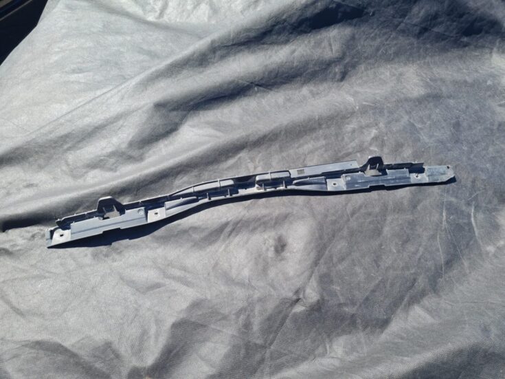 Aizmugurējā bufera centrālais stiprinājums priekš OPEL ASTRA H STATION WAGON 2007