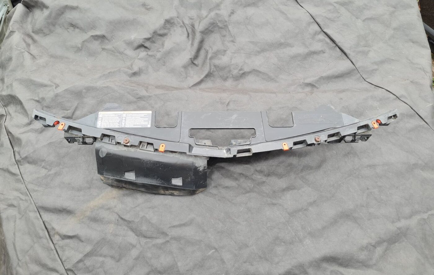 Radiatoru augšēja uzlika priekš OPEL INSIGNIA SPORTS TOURER 2010 1 Radiatoru augšēja uzlika priekš OPEL INSIGNIA SPORTS TOURER 2010