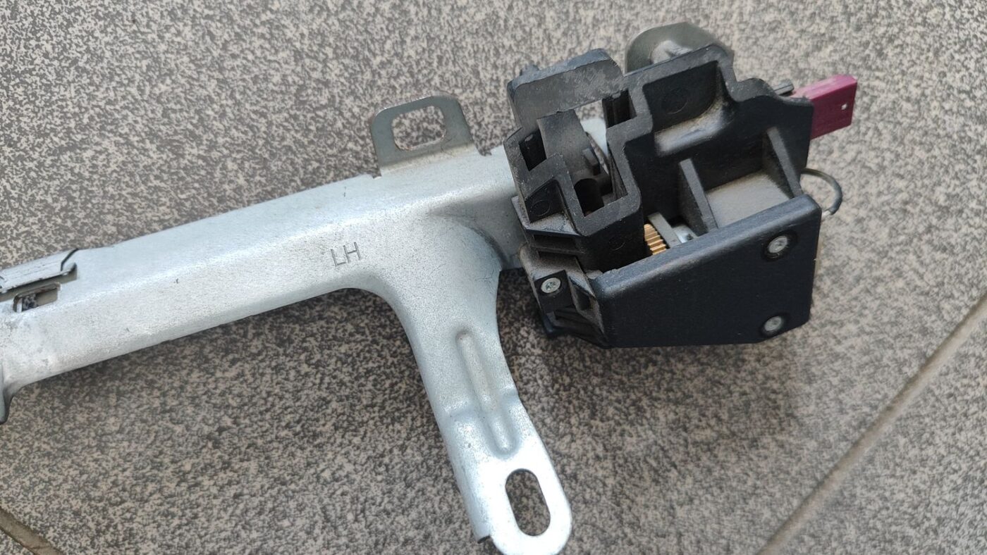 Bagāžnieka žalūzijas mehānisms priekš BMW 530D E61 2006 TOURING TITANSILVER 4 Bagāžnieka žalūzijas mehānisms priekš BMW 530D E61 2006 TOURING TITANSILVER