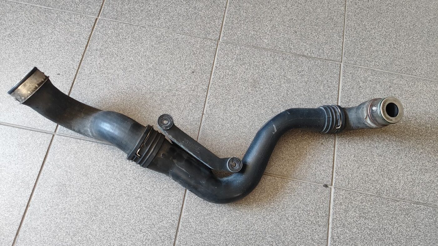 Interkulera caurule priekš VW PASSAT B6 2006 ANGL. UNIVERSAL 2 Interkulera caurule priekš VW PASSAT B6 2006 ANGL. UNIVERSAL