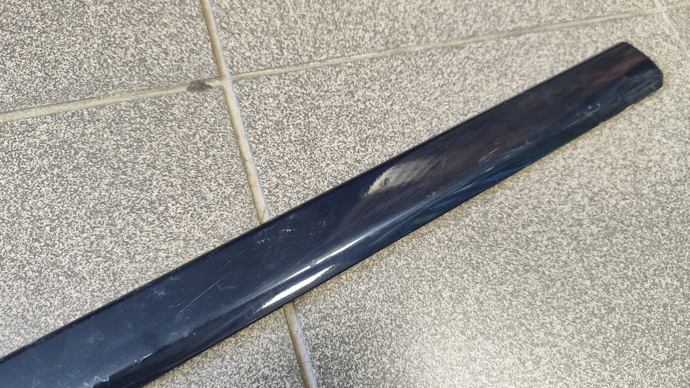 Priekšējo kreiso durvju moldings priekš AUDI A4 2005 2 Priekšējo kreiso durvju moldings priekš AUDI A4 2005