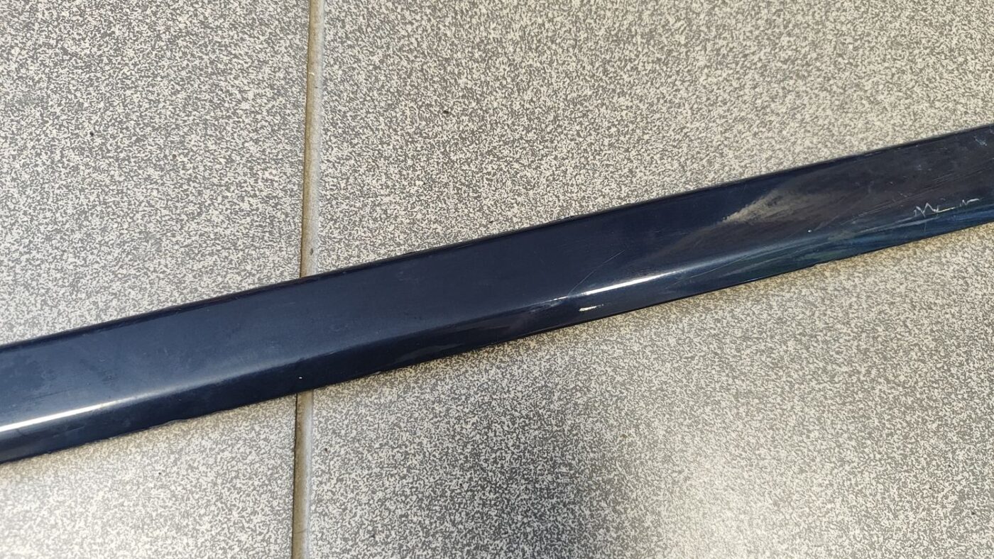 Priekšējo kreiso durvju moldings priekš AUDI A4 2005 9 Priekšējo kreiso durvju moldings priekš AUDI A4 2005