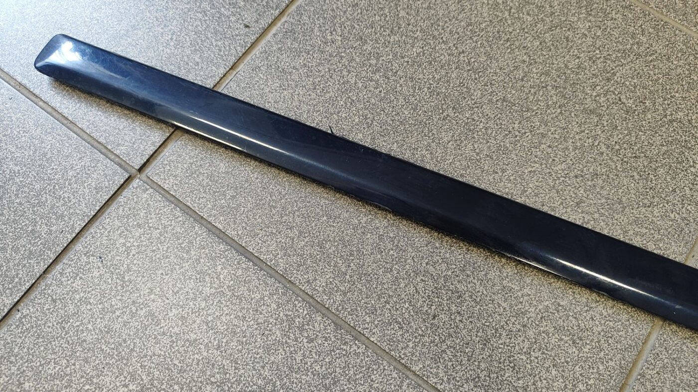 Priekšējo kreiso durvju moldings priekš AUDI A4 2005 8 Priekšējo kreiso durvju moldings priekš AUDI A4 2005