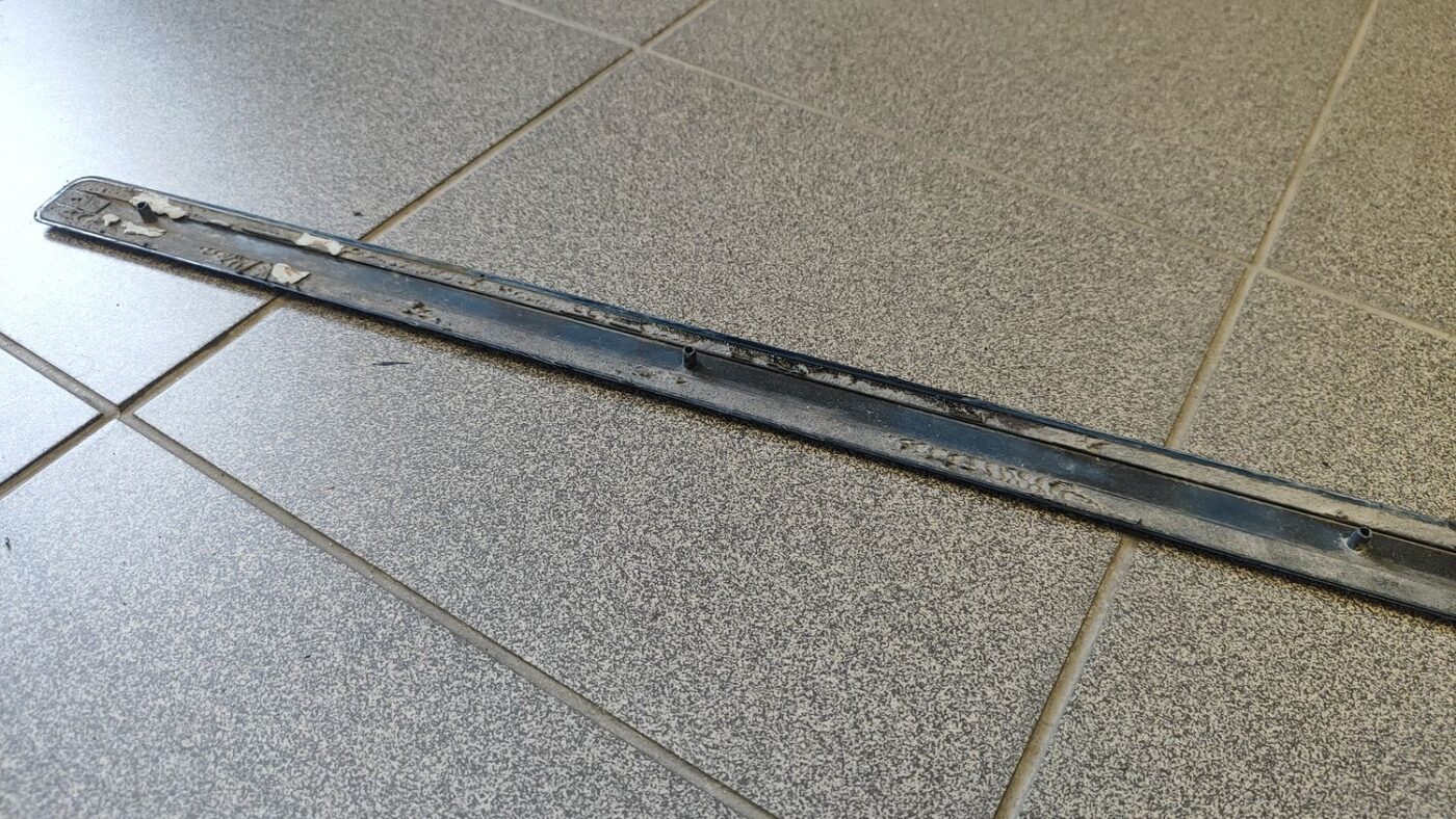 Priekšējo kreiso durvju moldings priekš AUDI A4 2005 5 Priekšējo kreiso durvju moldings priekš AUDI A4 2005