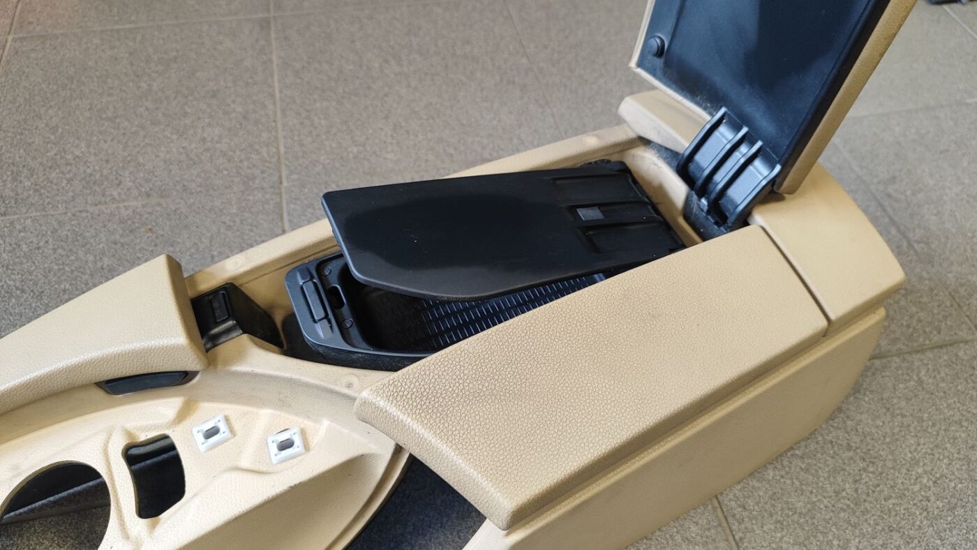 Centrālās konsoles apdares lielākā daļa priekš BMW 525 E60 2006 OLIVE 9 Centrālās konsoles apdares lielākā daļa priekš BMW 525 E60 2006 OLIVE