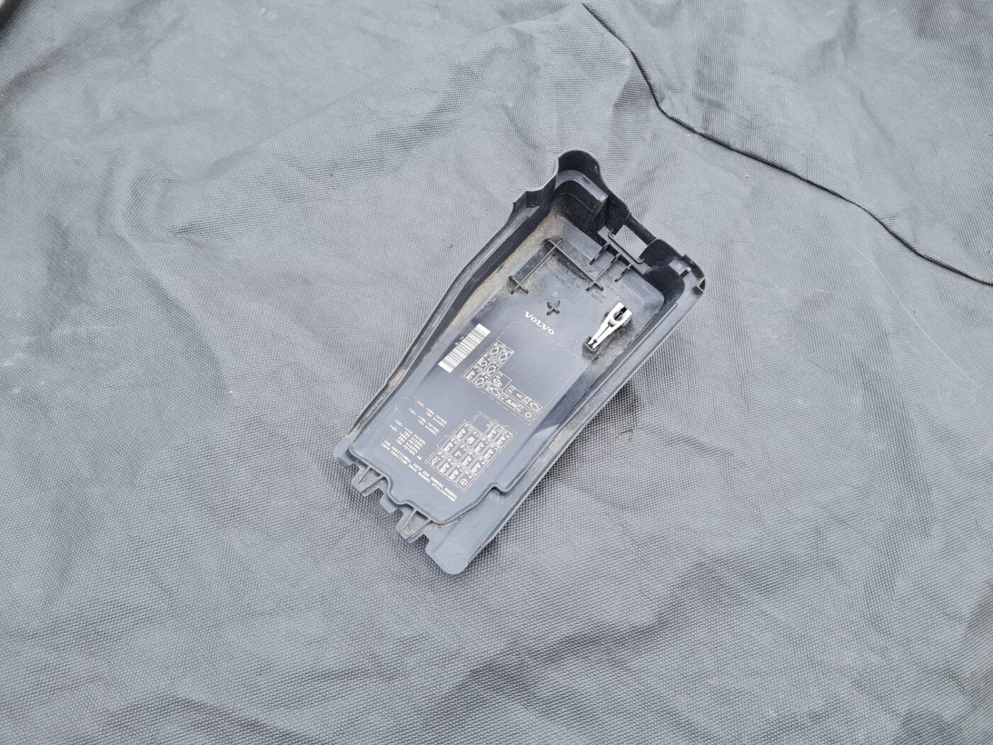 Drošinātāju kārbas korpusa vāks priekš VOLVO S80 2007 GREY 1 Drošinātāju kārbas korpusa vāks priekš VOLVO S80 2007 GREY