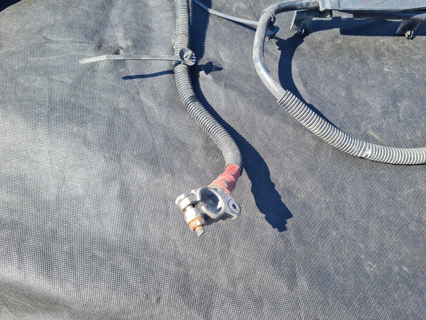 Pozitīvais elektrovads priekš AUDI A4 2003 2 Pozitīvais elektrovads priekš AUDI A4 2003