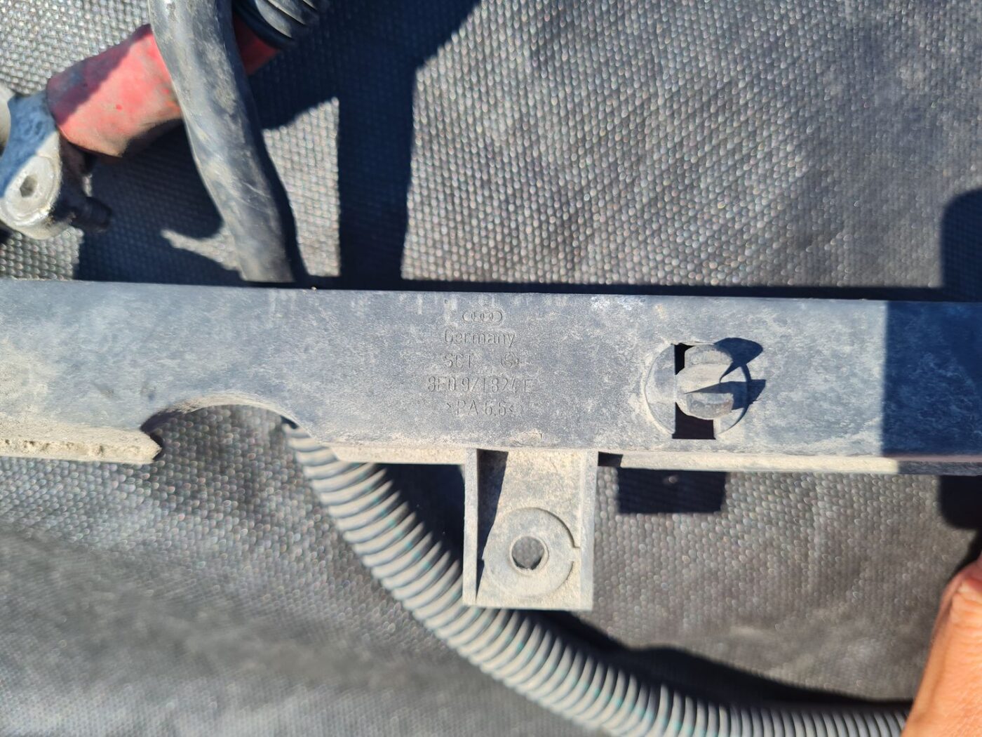 Pozitīvais elektrovads priekš AUDI A4 2003 3 Pozitīvais elektrovads priekš AUDI A4 2003