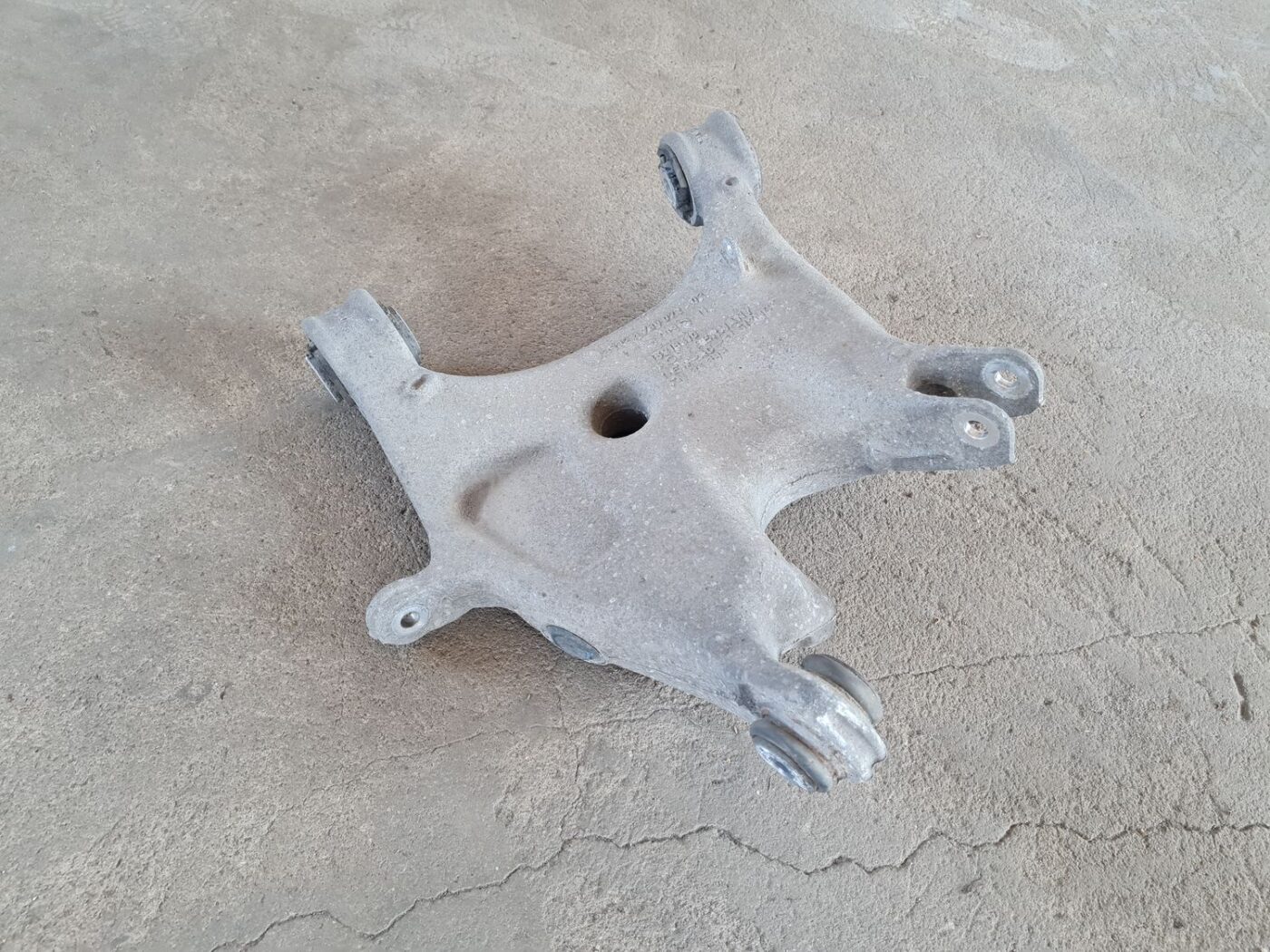 Aizmugures piekares svira priekš BMW 520D F11 2011 TOURING 4 Aizmugures piekares svira priekš BMW 520D F11 2011 TOURING