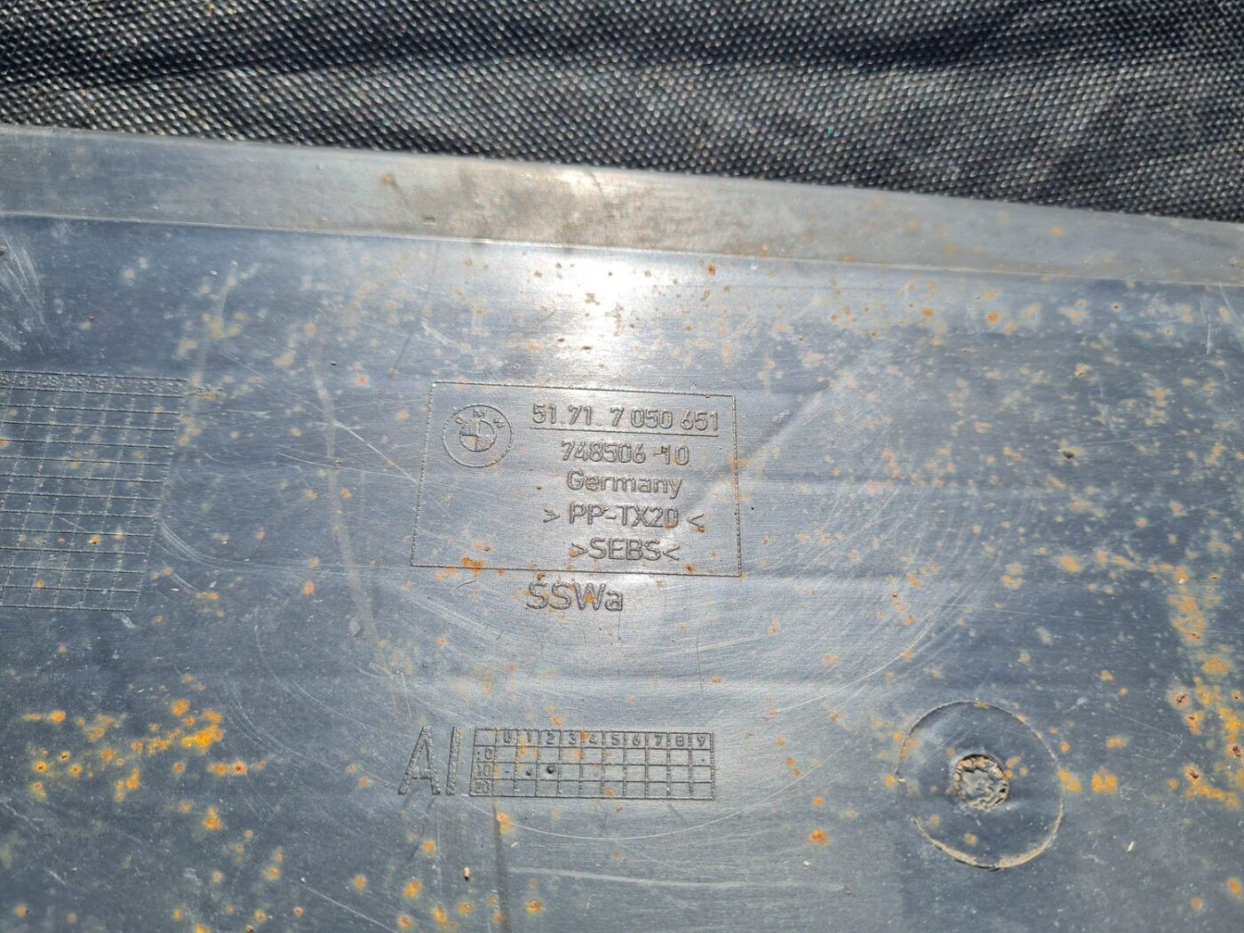 Ieplūdes gaisa deflektors/Difuzors priekš BMW 525 E60 2006 OLIVE 2 Ieplūdes gaisa deflektors/Difuzors priekš BMW 525 E60 2006 OLIVE