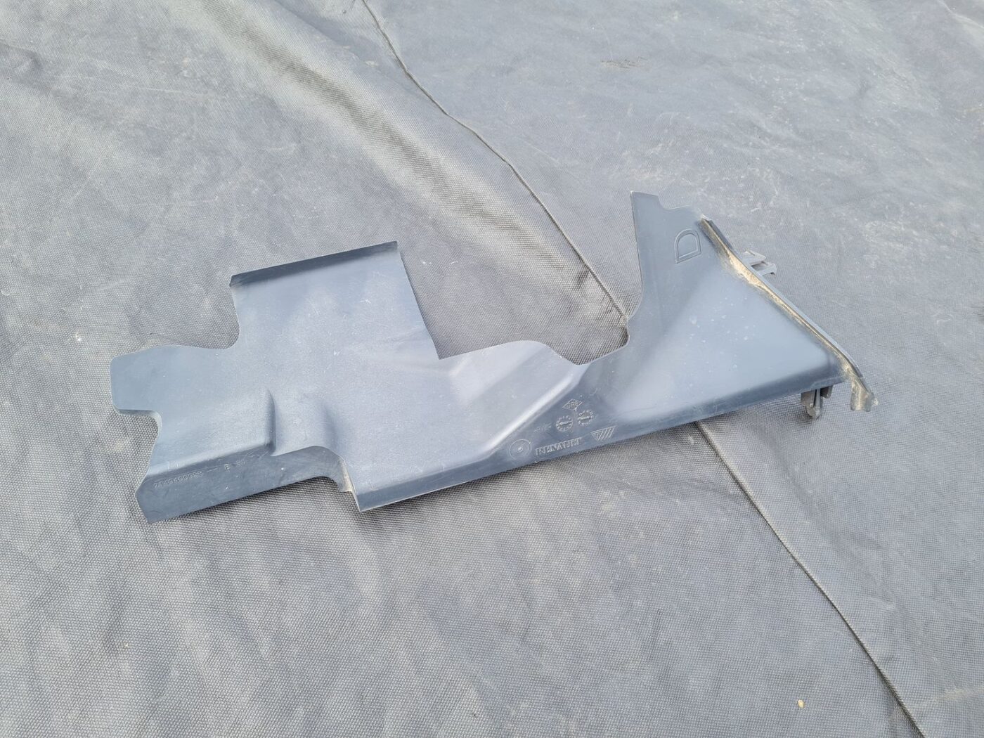 Ieplūdes gaisa deflektors/Difuzors priekš RENAULT MEGANE 2011 2 Ieplūdes gaisa deflektors/Difuzors priekš RENAULT MEGANE 2011