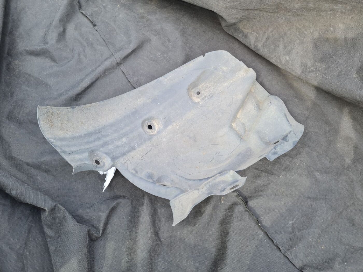 Priekšējais kreisais paspārns priekš RENAULT MEGANE 2011 3 Priekšējais kreisais paspārns priekš RENAULT MEGANE 2011