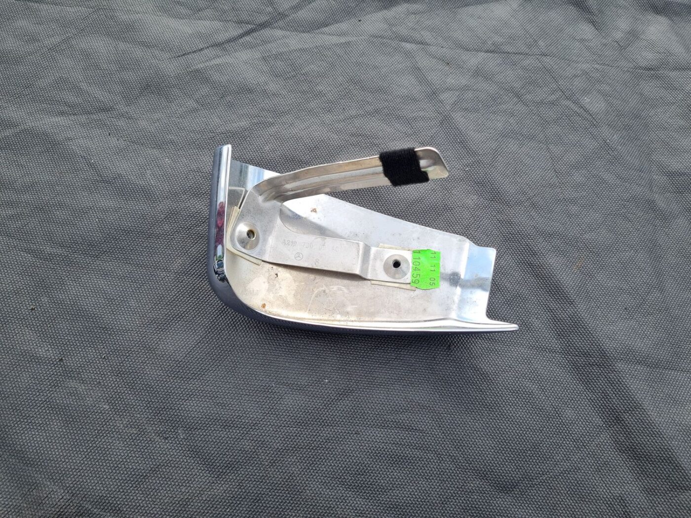 Aizmugurējo kreiso durvju apdare priekš MERCEDES BENZ CLS 320 2005 2 Aizmugurējo kreiso durvju apdare priekš MERCEDES BENZ CLS 320 2005