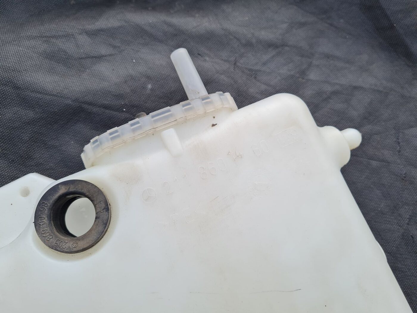 Mazgātāja šķidruma tvertne priekš MERCEDES BENZ CLS 320 2005 2 Mazgātāja šķidruma tvertne priekš MERCEDES BENZ CLS 320 2005