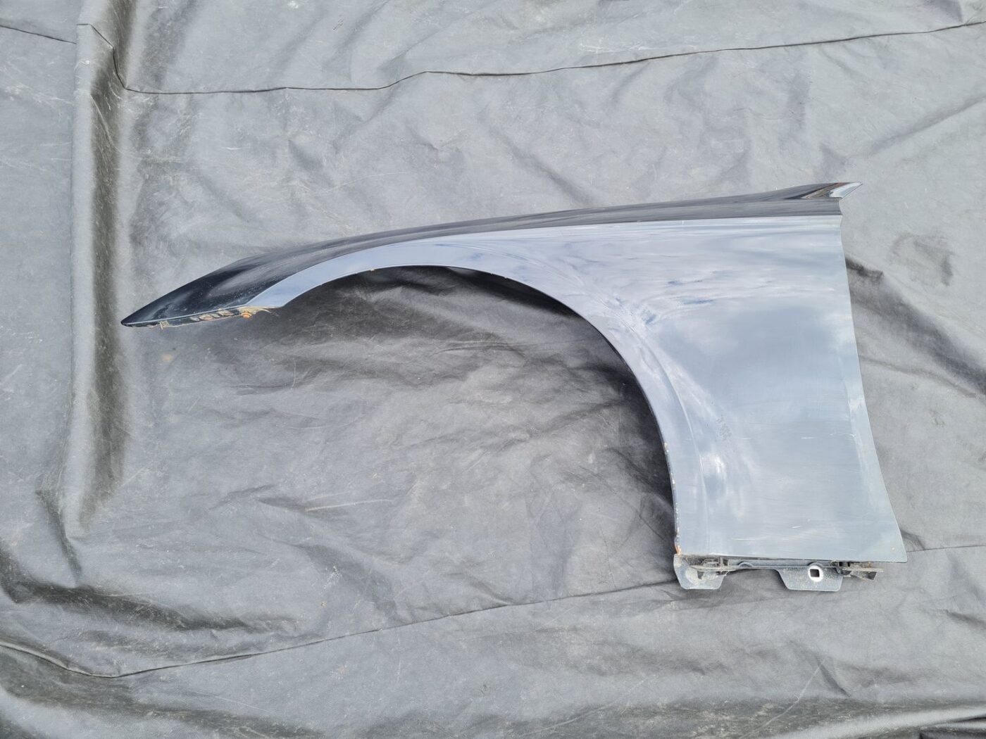 Priekšējais kreisais spārns priekš MERCEDES BENZ CLS 320 2005 1 Priekšējais kreisais spārns priekš MERCEDES BENZ CLS 320 2005