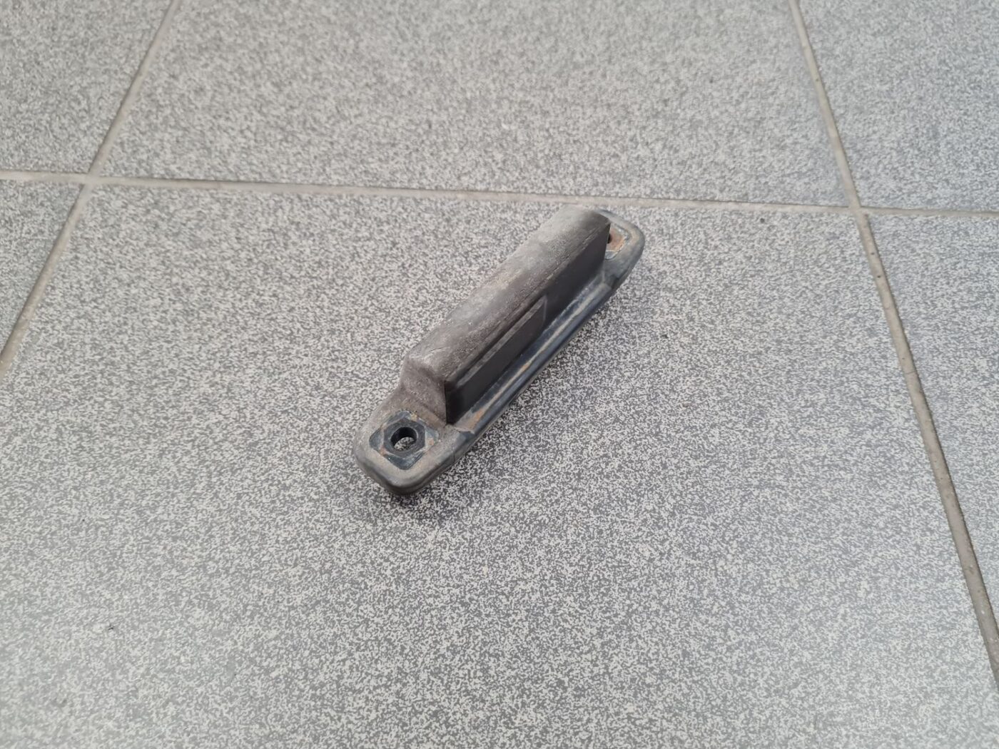 Bagažnieka vāka rokturis priekš TOYOTA VERSO 2012 1 Bagažnieka vāka rokturis priekš TOYOTA VERSO 2012