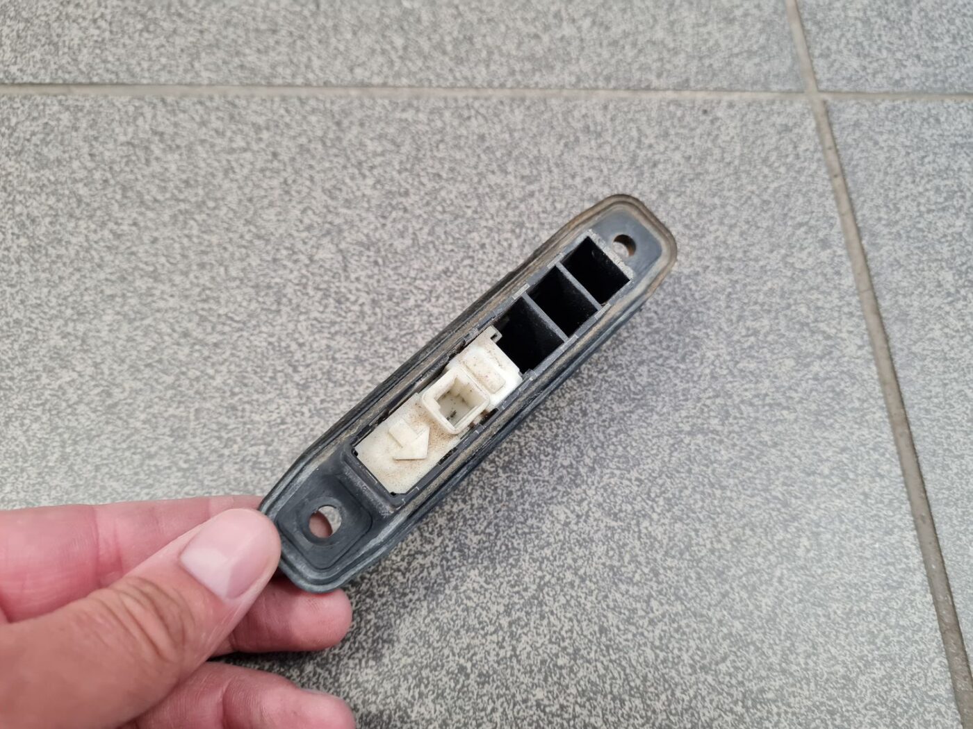 Bagažnieka vāka rokturis priekš TOYOTA VERSO 2012 3 Bagažnieka vāka rokturis priekš TOYOTA VERSO 2012