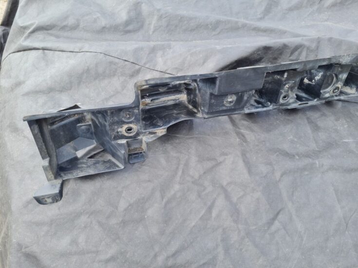 Aizmugurējā bufera centrālais stiprinājums priekš PEUGEOT 407 2004