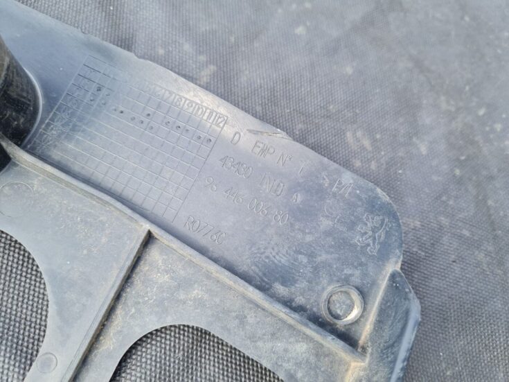 Aizmugurēja bufera kronšteins priekš PEUGEOT 407 2004